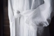 Szlafrok hotelowy gofrowany z pojemnymi kieszeniami krój kimono