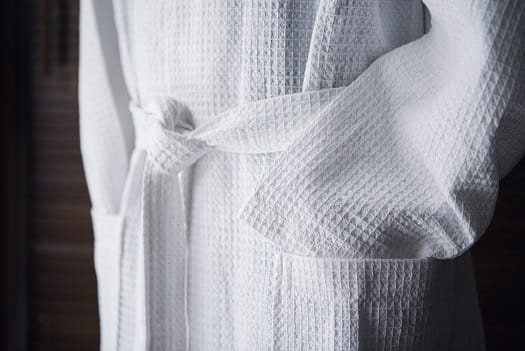 Szlafrok hotelowy gofrowany z pojemnymi kieszeniami krój kimono