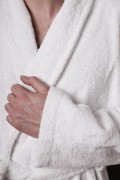 Zbliżenie na chłonny materiał 100% bawełna frotte szlafroka hotelowego