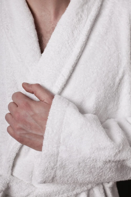 Zbliżenie na chłonny materiał 100% bawełna frotte szlafroka hotelowego
