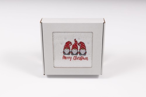 Elegancki świąteczny ręcznik frotte 500g z precyzyjnym haftem przedstawiającym trzy urocze krasnale i napis Merry Christmas, zapakowany w białe kartonowe pudełko z okienkiem, idealny na prezent pod choinkę.