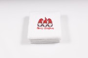 Elegancki świąteczny ręcznik frotte 500g z precyzyjnym haftem przedstawiającym trzy urocze krasnale i napis Merry Christmas,  idealny na prezent pod choinkę.