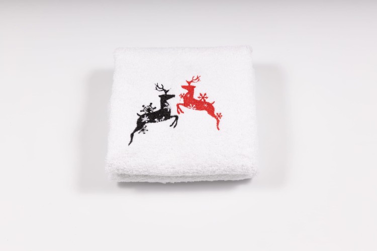 Elegancki świąteczny ręcznik frotte 500g z precyzyjnym haftem przedstawiającym dwa skaczące renifery ozdobione śnieżynkami, idealny na prezent.