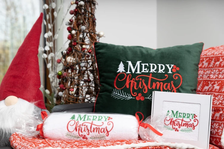 Luksusowy komplet świąteczny z napisem Merry Christmas: zestaw ręczników frotte 500g (kąpielowy i do rąk) oraz pasująca poduszka dekoracyjna.