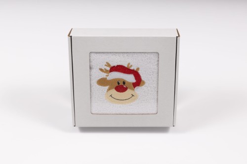 Elegancki świąteczny ręcznik frotte 500g z precyzyjnym haftem przedstawiającym uśmiechniętą głowę renifera w czerwonej czapce Mikołaja, zapakowany w białe kartonowe pudełko z okienkiem, idealny na prezent.