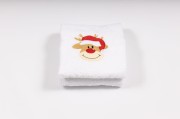 Elegancki świąteczny ręcznik frotte 500g z precyzyjnym haftem przedstawiającym uśmiechniętą głowę renifera w czerwonej czapce Mikołaja, idealny na prezent.