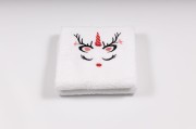 Uroczy ręcznik frotte 500g z precyzyjnym haftem przedstawiającym motyw magicznego jednorożca, idealny na prezent.