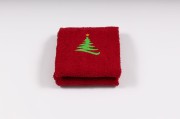 Elegancki świąteczny ręcznik frotte 500g z precyzyjnym zielonym haftem przedstawiającym bożonarodzeniową choinkę z gwiazdą, idealny na prezent.