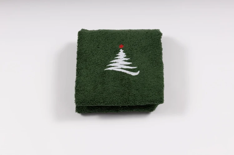 Elegancki świąteczny ręcznik frotte 500g z precyzyjnym białym haftem przedstawiającym bożonarodzeniową choinkę z gwiazdą, idealny na prezent.