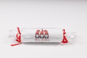 Świąteczny ręcznik z haftem krasnali 70x140 cm zapakowany w celofan jako prezent pod choinkę