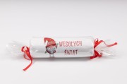 Świąteczny ręcznik z haftem krasnala i napisem Wesołych Świąt 70x140 cm zapakowany w ozdobny celofan
