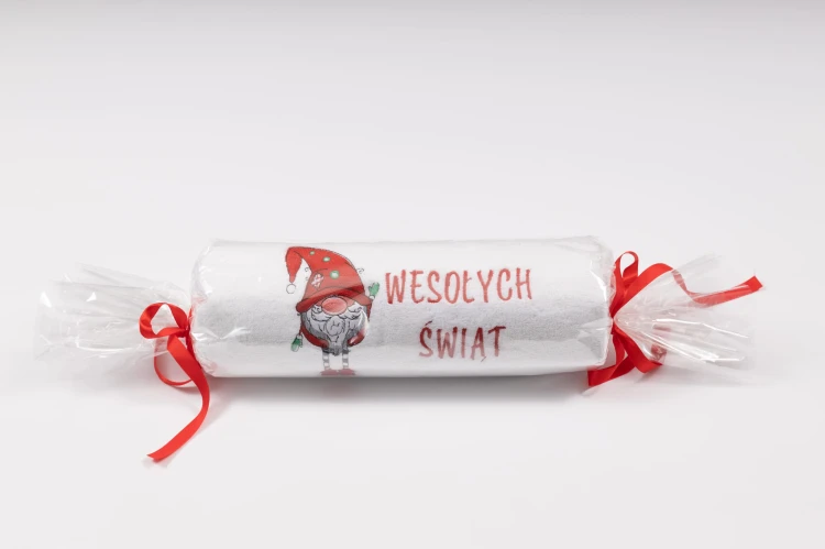 Świąteczny ręcznik z haftem krasnala i napisem Wesołych Świąt 70x140 cm zapakowany w ozdobny celofan