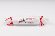 Świąteczny ręcznik z haftem reniferów i napisem Wesołych Świąt 70x140 cm zapakowany w ozdobny celofan