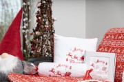 Komplet świąteczny: duży ręcznik kąpielowy, ręcznik do rąk i poduszka z haftem reniferów i Merry Christmas