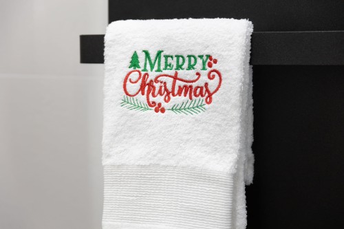 Miękki bawełniany ręcznik świąteczny 500 gsm z napisem Merry Christmas zawieszony w łazience