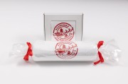 Zestaw świątecznych ręczników 70x140 i 50x100 cm z haftem znaczka pocztowego North Pole – duży w celofanie, mały w pudełku z okienkiem