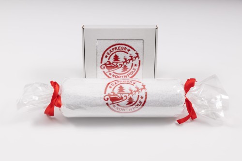 Zestaw świątecznych ręczników 70x140 i 50x100 cm z haftem znaczka pocztowego North Pole – duży w celofanie, mały w pudełku z okienkiem