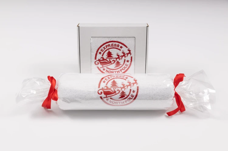 Zestaw świątecznych ręczników 70x140 i 50x100 cm z haftem znaczka pocztowego North Pole – duży w celofanie, mały w pudełku z okienkiem
