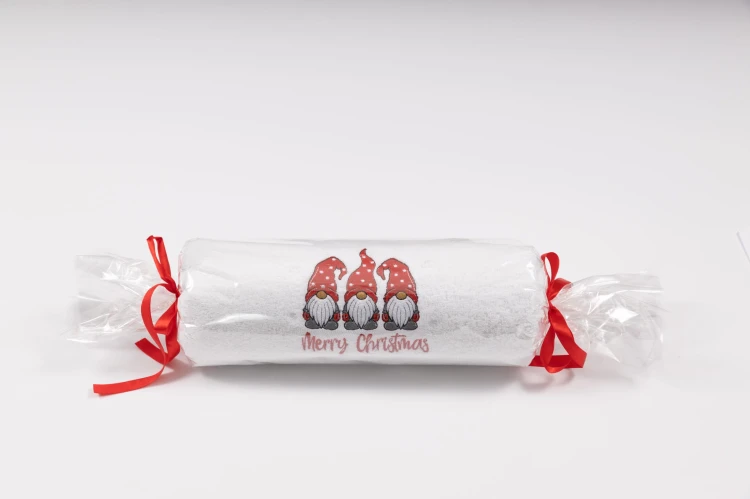 ręcznik świąteczny krasnale w celofanie.jpg