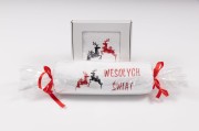 Zestaw świątecznych ręczników 70x140 i 50x100 cm z haftem reniferów i napisem Wesołych Świąt – duży w celofanie, mały w pudełku z okienkiem
