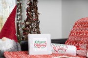 Zestaw świątecznych ręczników 70x140 i 50x100 cm z haftem Merry Christmas i gałązkami – duży w celofanie, mały w pudełku z okienkiem