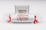 Zestaw świątecznych ręczników 70x140 i 50x100 cm z haftem Merry Christmas i gałązkami – duży w celofanie, mały w pudełku z okienkiem