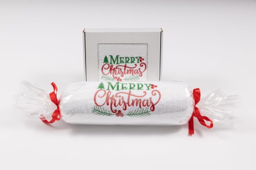 Zestaw świątecznych ręczników 70x140 i 50x100 cm z haftem Merry Christmas i gałązkami – duży w celofanie, mały w pudełku z okienkiem