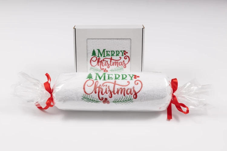 Zestaw świątecznych ręczników 70x140 i 50x100 cm z haftem Merry Christmas i gałązkami – duży w celofanie, mały w pudełku z okienkiem