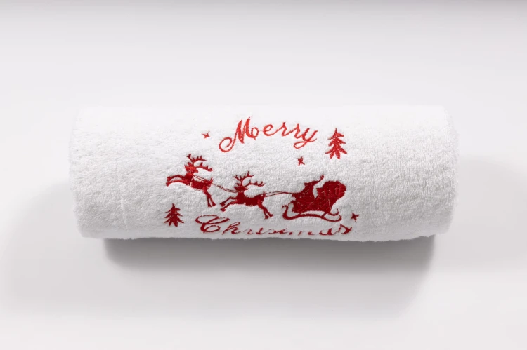 Duży świąteczny ręcznik kąpielowy 70x140 cm z haftem reniferów i Merry Christmas