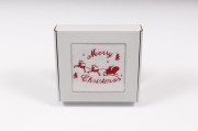 Mały świąteczny ręcznik do rąk 50x100 cm z haftem reniferów i Merry Christmas zapakowany w białe pudełko z okienkiem