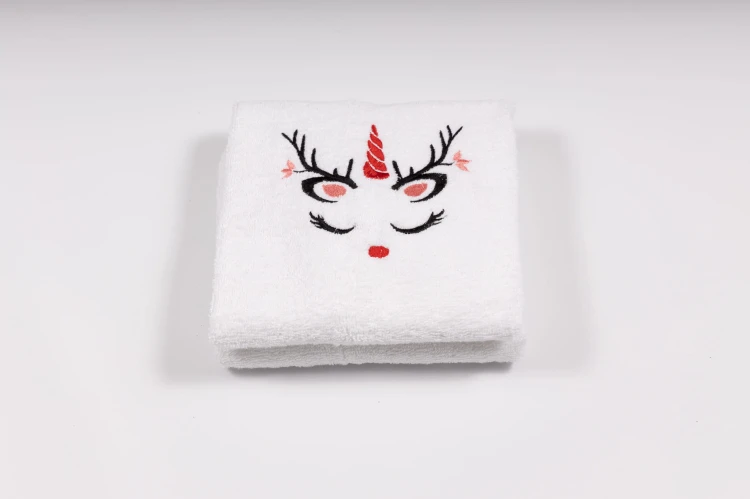 Mały świąteczny ręcznik do rąk 50x100 cm z haftem jednorożca