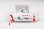 Zestaw świątecznych ręczników 70x140 i 50x100 cm z haftem choinki i napisem Wesołych Świąt – duży w celofanie, mały w pudełku z okienkiem