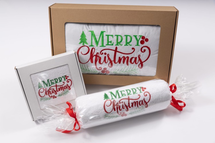 Luksusowy zestaw świąteczny: duży ręcznik kąpielowy 70x140 w celofanie, ręcznik 50x100 w pudełku i poduszka 30x50 z haftem Merry Christmas
