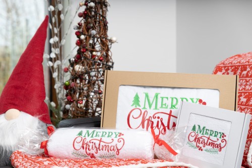 Luksusowy zestaw świąteczny: duży ręcznik kąpielowy 70x140 w celofanie, ręcznik 50x100 w pudełku i poduszka 30x50 z haftem Merry Christmas