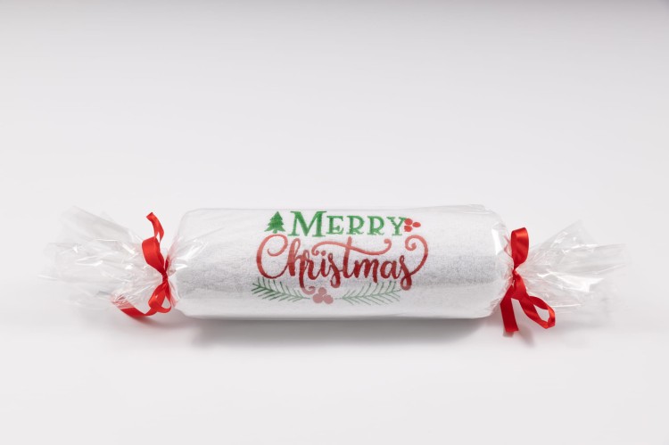 Duży świąteczny ręcznik kąpielowy 70x140 cm z haftem Merry Christmas zapakowany w ozdobny celofan z czerwoną wstążką