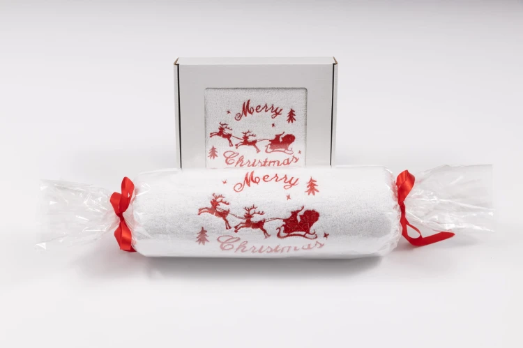 Zestaw świątecznych ręczników 70x140 i 50x100 cm z haftem reniferów i Merry Christmas – duży kąpielowy w celofanie, mały w pudełku z okienkiem