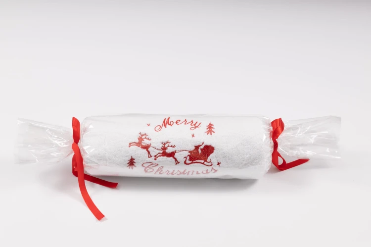 Duży świąteczny ręcznik kąpielowy 70x140 cm z haftem reniferów i Merry Christmas zapakowany w ozdobny celofan z czerwoną wstążką