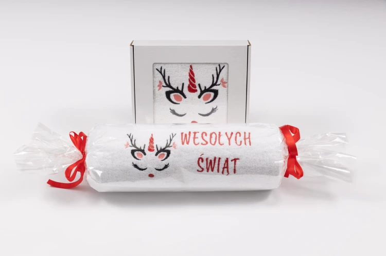 Zestaw świątecznych ręczników 70x140 i 50x100 cm z haftem jednorożca i napisem Wesołych Świąt – duży kąpielowy w celofanie, mały w pudełku z okienkiem
