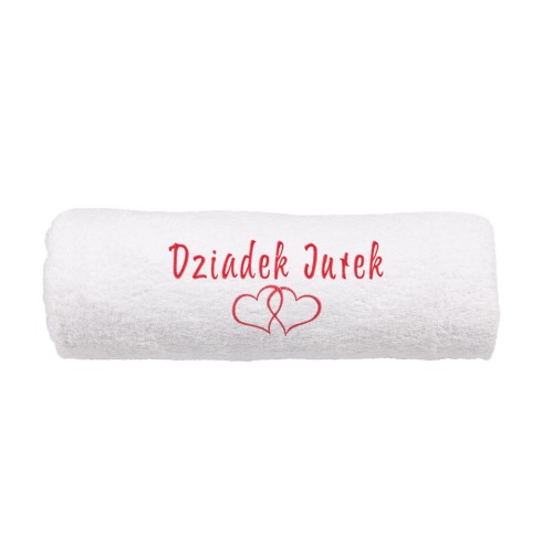 Biały ręcznik z personalizowanym haftem "Dziadek" i imieniem oraz motywem dwóch czerwonych serc.