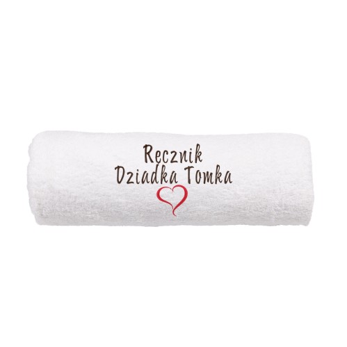 Biały ręcznik z personalizowanym haftem "Ręcznik Dziadka Tomka" i czerwonym serduszkiem.