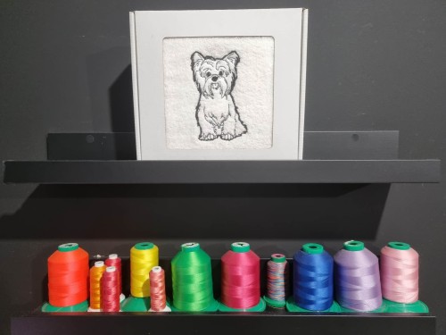 Elegancki ręcznik bawełniany z haftem psa rasy Yorkshire Terrier, zapakowany w pudełko z okienkiem – personalizowany prezent dla miłośnika Yorków.