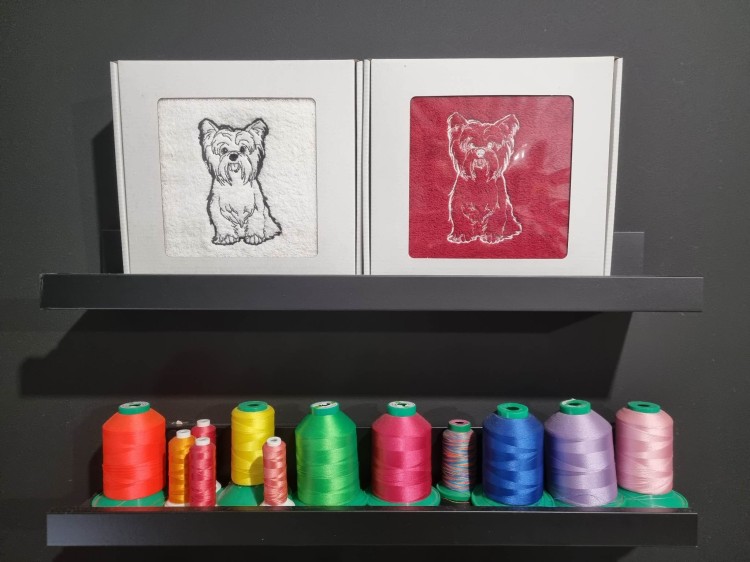 Elegancki ręcznik bawełniany z haftem psa rasy Yorkshire Terrier, zapakowany w pudełko z okienkiem – personalizowany prezent dla miłośnika Yorków.