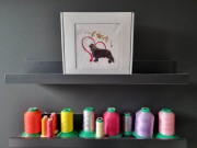 Elegancki ręcznik bawełniany z haftem Cavalier King Charles Spaniel, zapakowany w pudełko z okienkiem – personalizowany prezent dla wielbiciela psów.