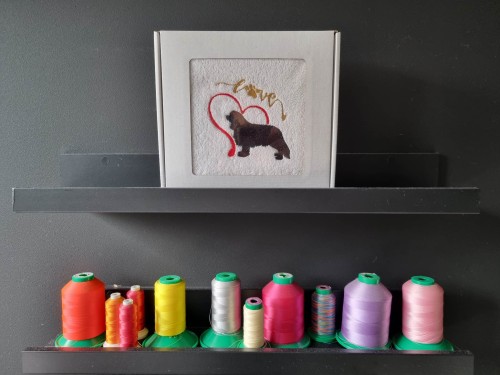 Elegancki ręcznik bawełniany z haftem Cavalier King Charles Spaniel, zapakowany w pudełko z okienkiem – personalizowany prezent dla wielbiciela psów.