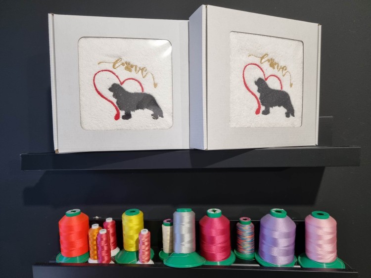 Elegancki ręcznik bawełniany z haftem Cavalier King Charles Spaniel, zapakowany w pudełko z okienkiem – personalizowany prezent dla wielbiciela psów.