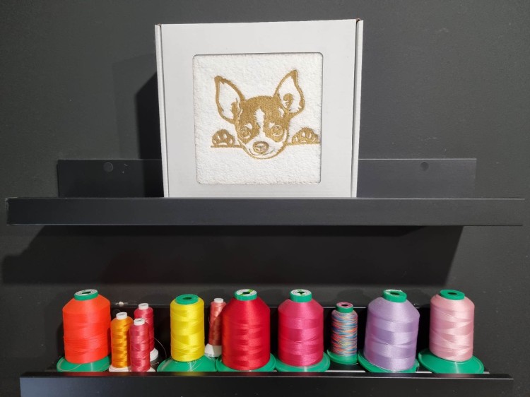 Elegancki ręcznik bawełniany z haftem psa rasy Chihuahua, zapakowany w pudełko z okienkiem – personalizowany prezent dla miłośnika psów.