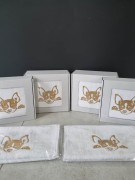 Elegancki ręcznik bawełniany z haftem psa rasy Chihuahua, zapakowany w pudełko z okienkiem – personalizowany prezent dla miłośnika psów.