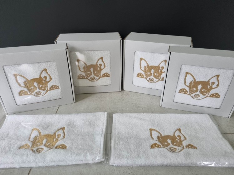 Elegancki ręcznik bawełniany z haftem psa rasy Chihuahua, zapakowany w pudełko z okienkiem – personalizowany prezent dla miłośnika psów.