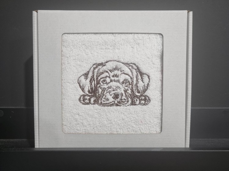 Elegancki ręcznik bawełniany 500g z haftem psa rasy Labrador Retriever, zapakowany w pudełko z okienkiem – personalizowany prezent dla miłośnika psów