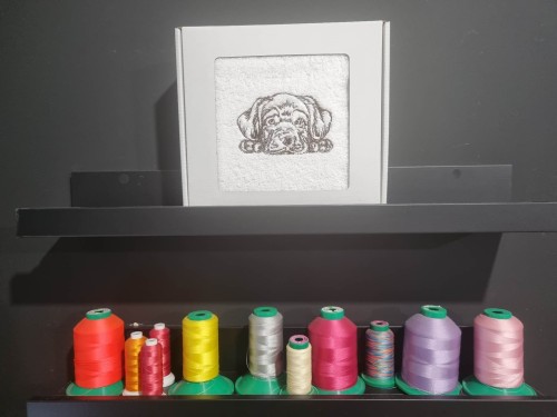 Elegancki ręcznik bawełniany 500g z haftem psa rasy Labrador Retriever, zapakowany w pudełko z okienkiem – personalizowany prezent dla miłośnika psów